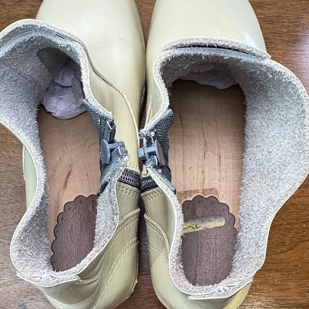 Hanna Andersson? Cream Patent Leather Wood Booties Boots, sz 36